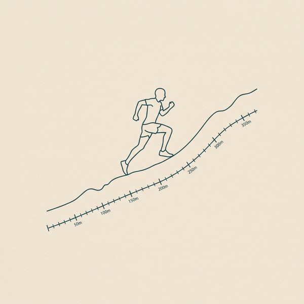 Corredor em treino de Trail Run subindo ladeira com ganho altimétrico