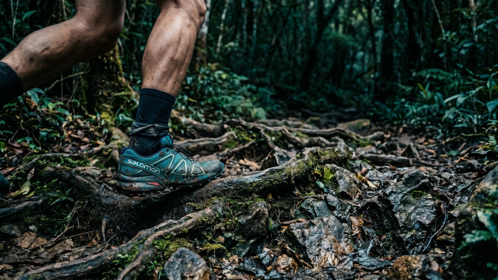 Pé de corredor em trilha técnica de montanha